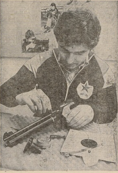 Miroslav Růžička při přípravě sportovní pistole, dobová fotografie ČTK